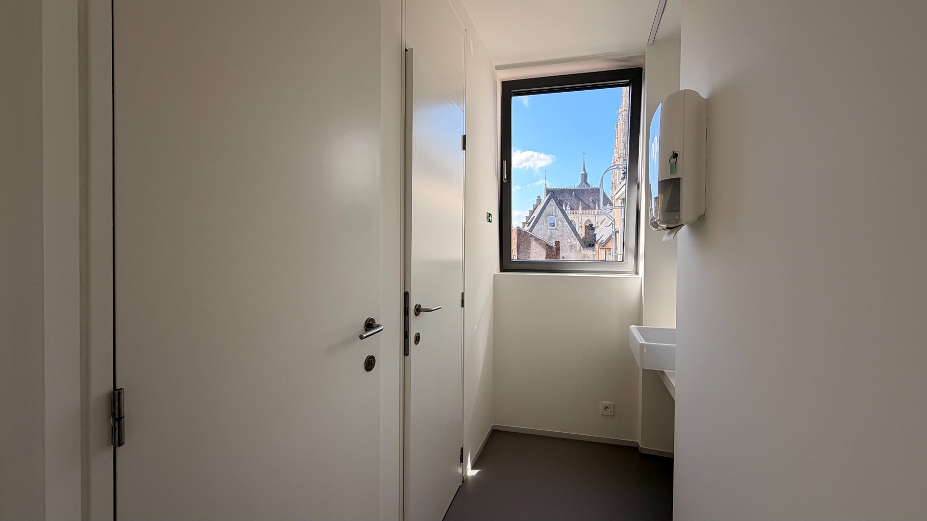 Instapklare kantoorruimte te huur in hartje Antwerpen