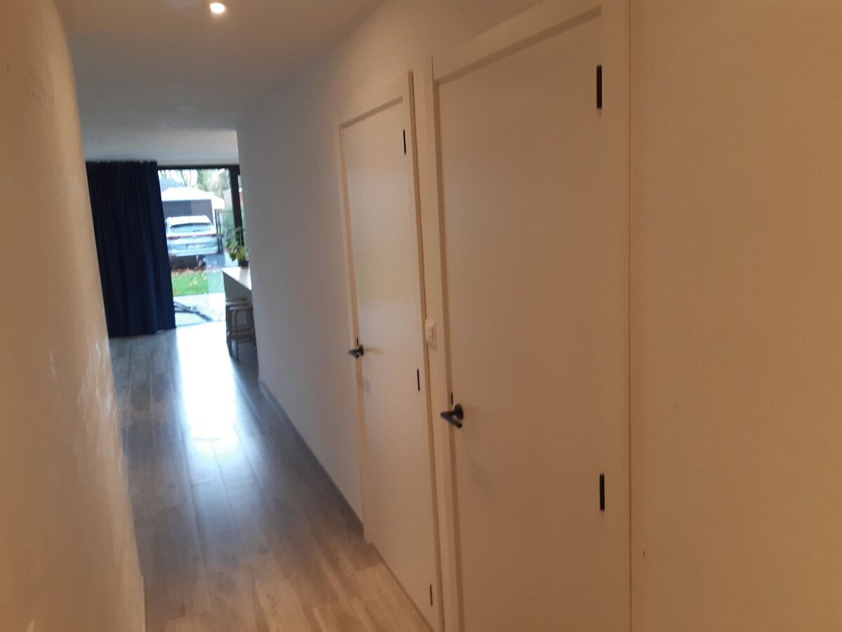 BEN-appartement met terras en tuintje. 