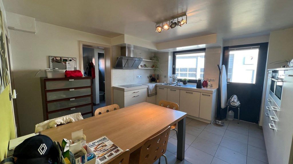 Showroom met werkplaats en appartement te koop in Wondelgem