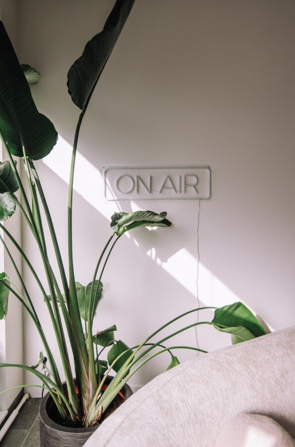 Ruim commercieel pand met parking. Uitstekende ligging nabij station en ziekenhuis. 