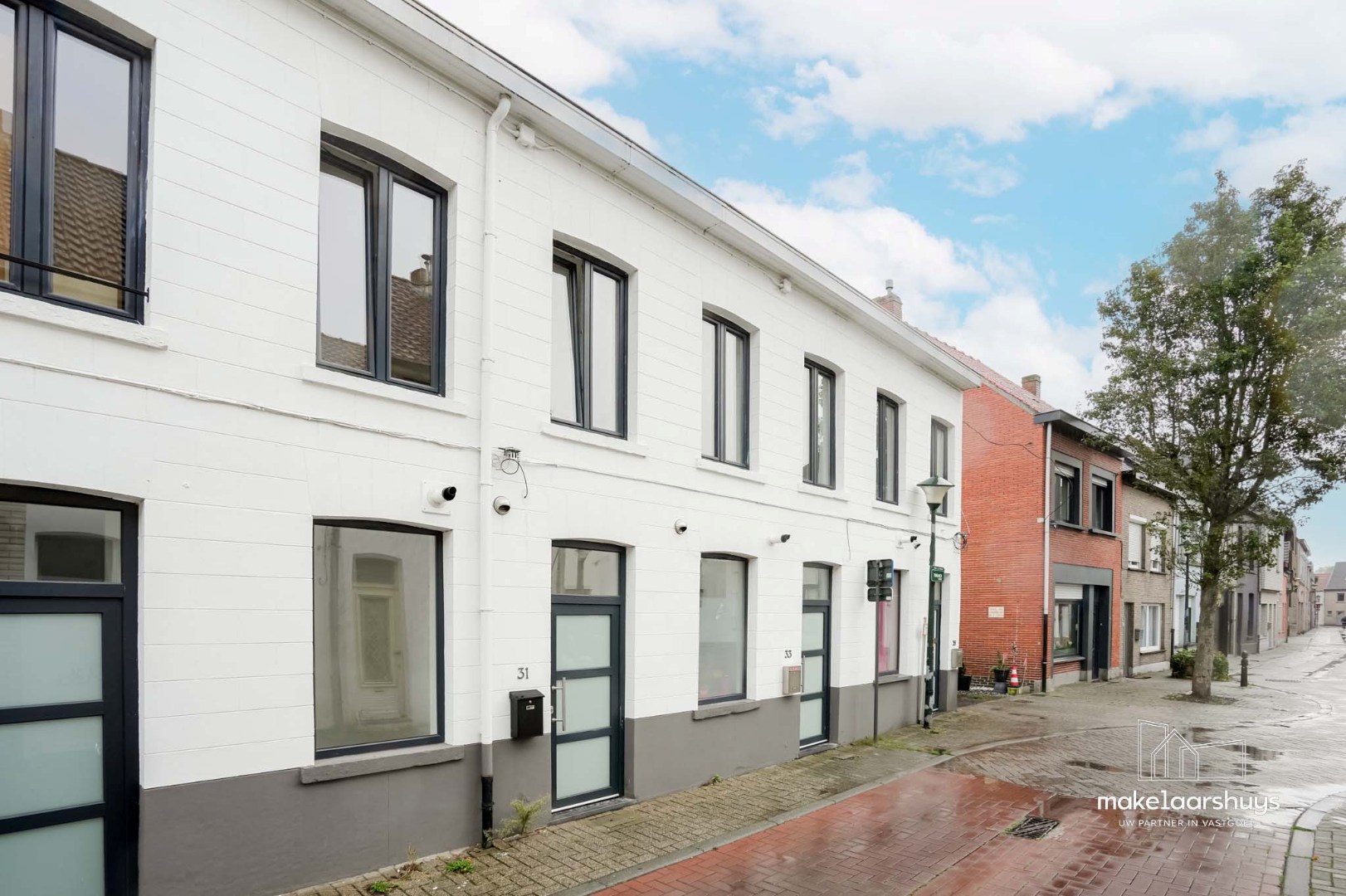 Instapklare gerenoveerde woning in rij met terras, tuin en garagebox 