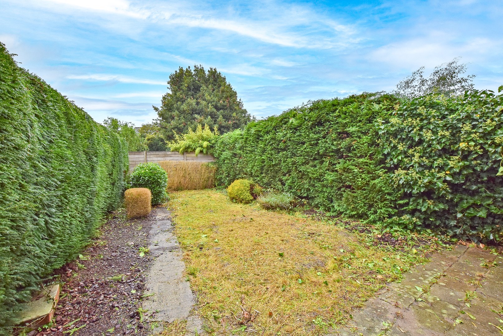Ruime rijwoning met 5 slaapkamers te centrum Veurne. 