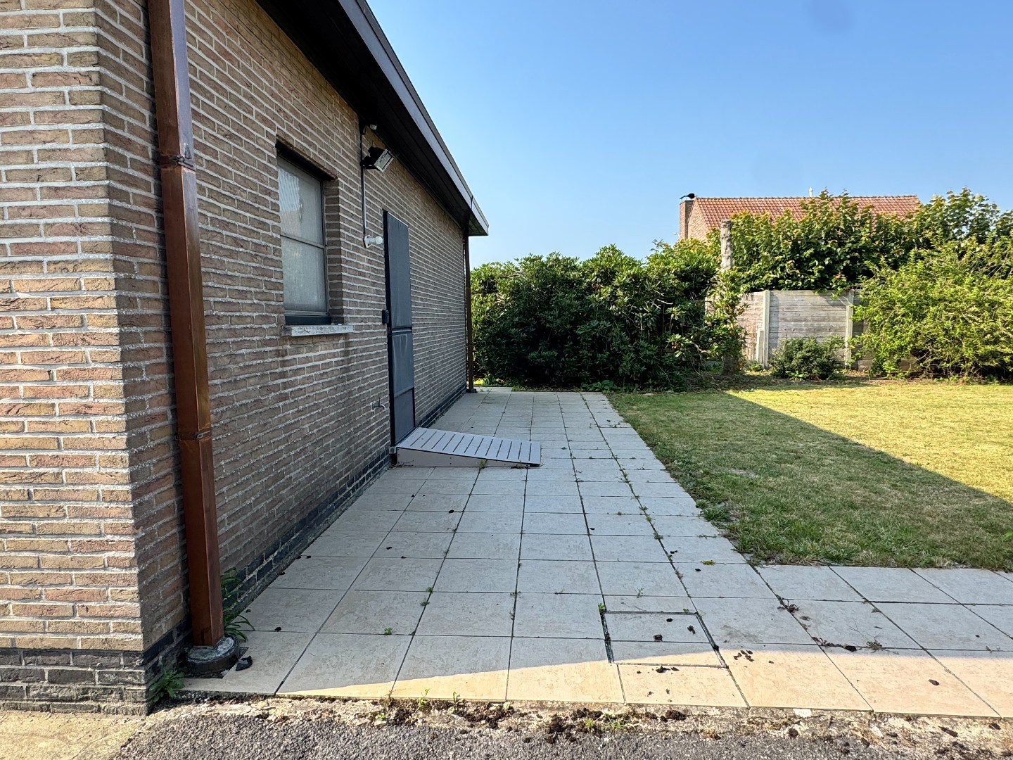 Woning op groot perceel met 3 slaapkamers en garage te Deinze 