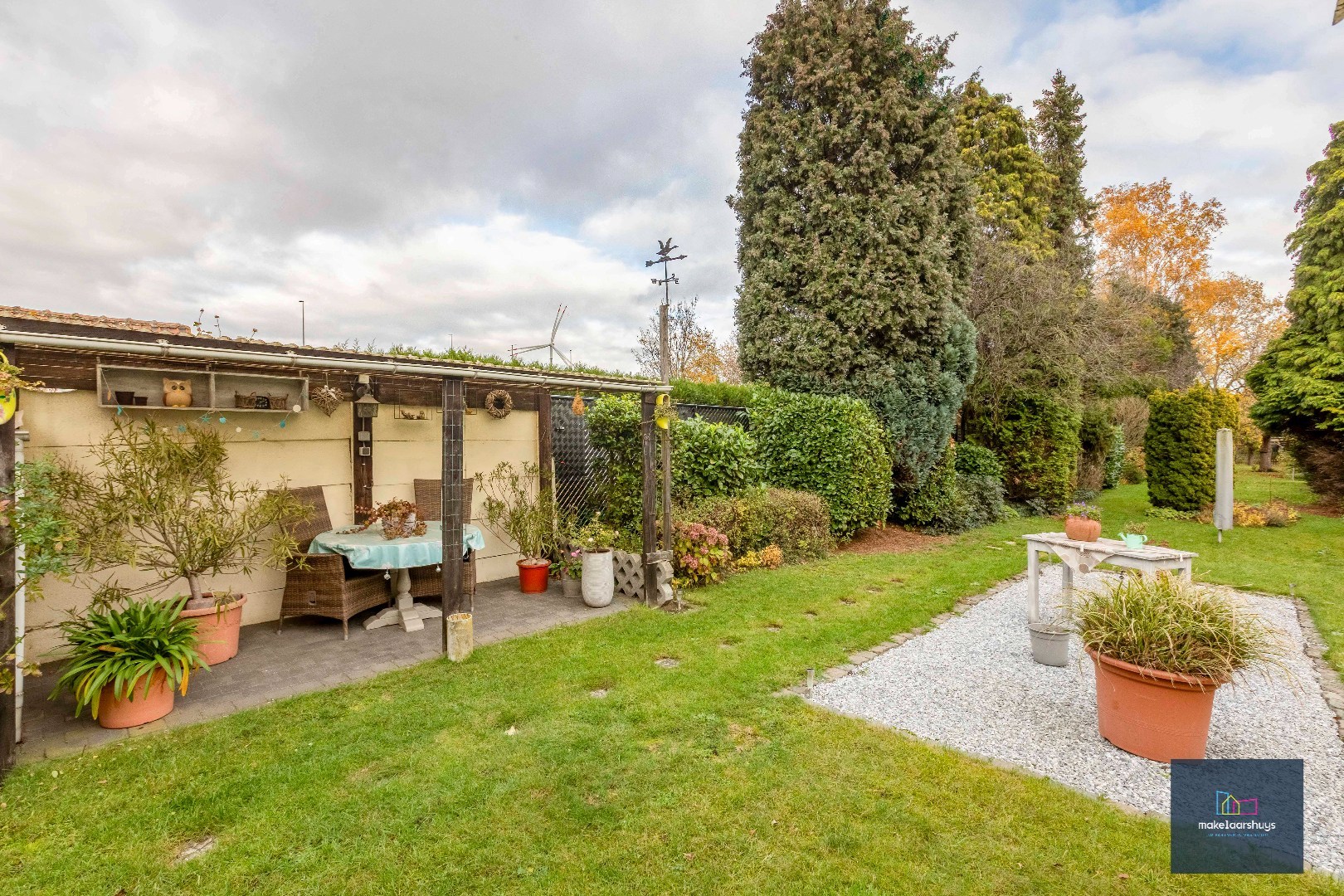 Verzorgde halfopen bebouwing met grote tuin en carport 