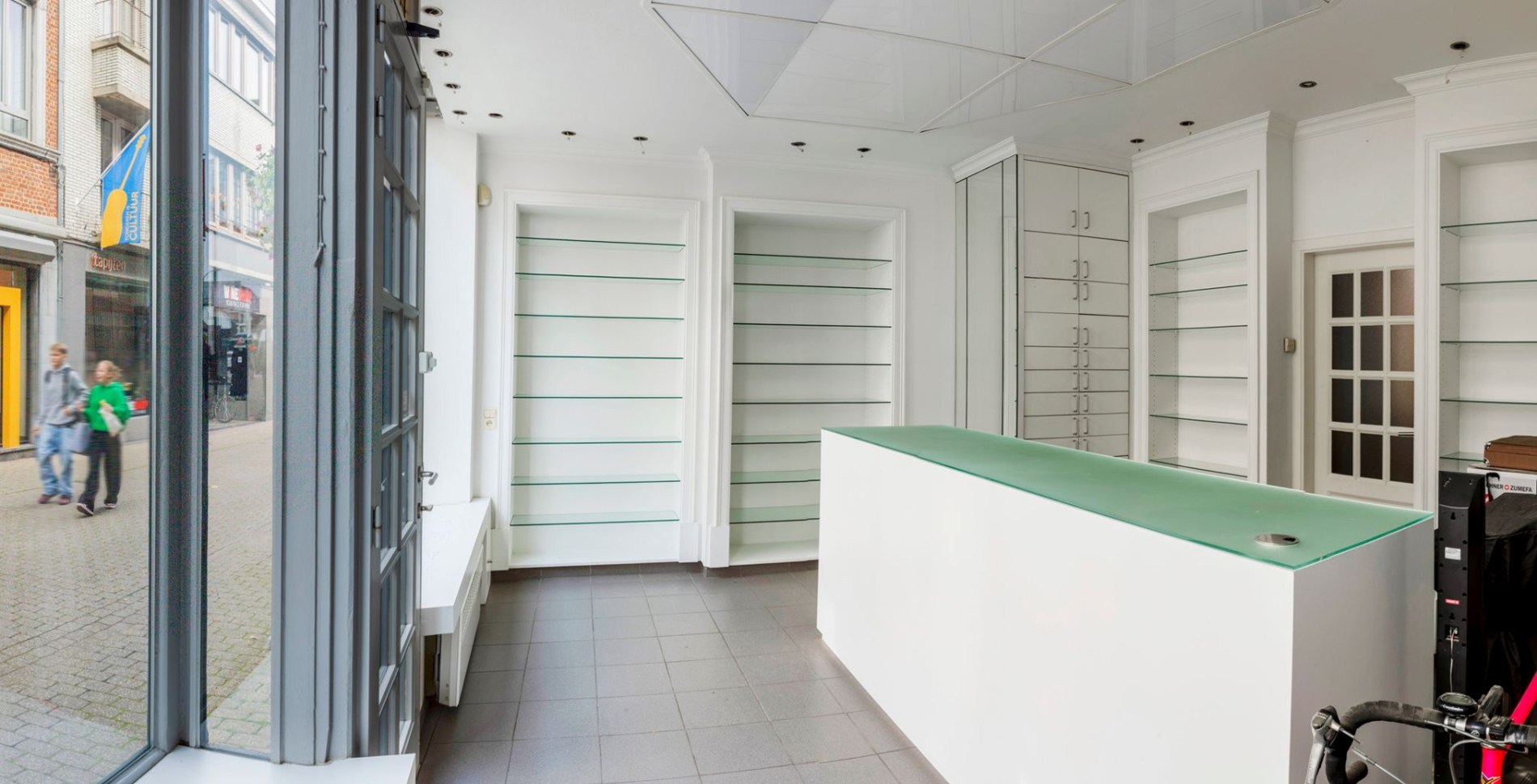 winkelpand met inrichting apotheek 