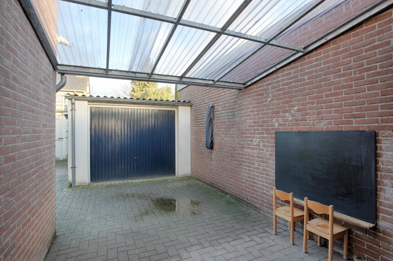 Ruim uitgebouwde hoekwoning met garage, berging, carport en vrije achterom gelegen in een rustige, kindvriendelijke straat tegenover een speelveld op 218 m² aan de Kievit 5 te Luyksgestel. 