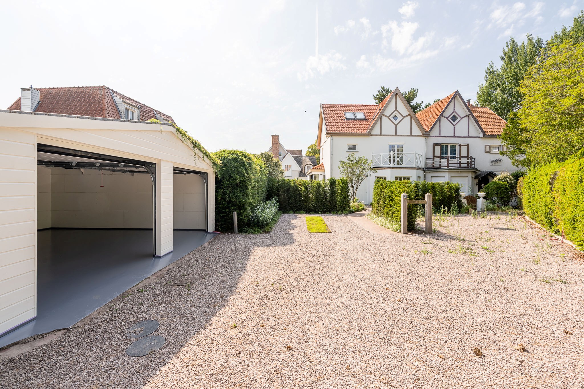 Très luxueuse et charmante villa jumelée rénovée, située à proximité du centre commercial de Knokke. 