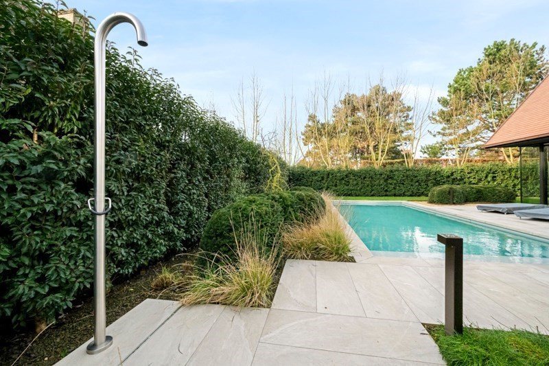 Magnifique villa jumelée récemment rénovée, située au calme entre le centre de Knokke et Le Zoute, avec une parfaite orientation Sud-Ouest. 