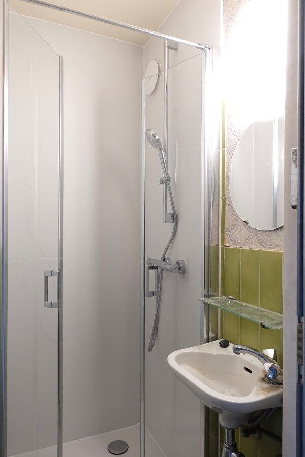 Opbrengsteigendom met 5 appartementen, 2 studio's en 4 garageboxen in Gistel 