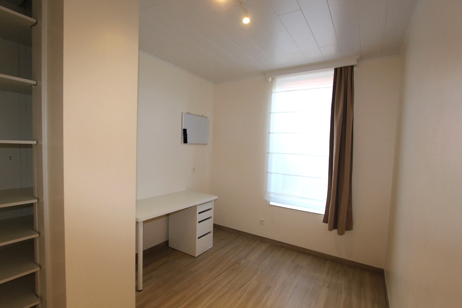 GELIJKVLOERS APPARTEMENT - VOLLEDIG VERNIEUWD 