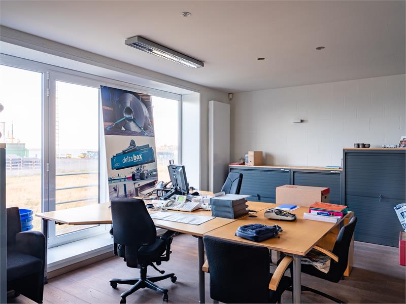 Bedrijfsgebouw met burelen en opslagruimte. 