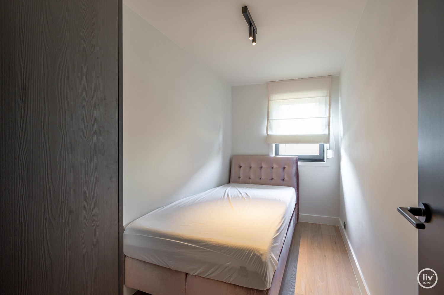 GEMEUBELD - Hoogstaand gerenoveerd en tevens gemeubeld 3-kamer appartement op wandelafstand van de Zeedijk-Albertstrand. 