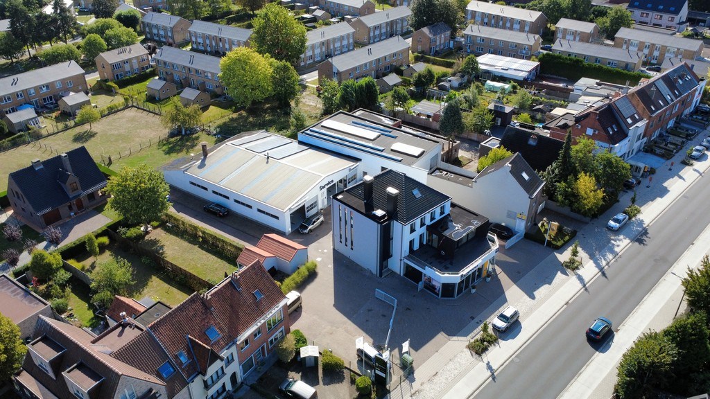 Showroom met werkplaats en appartement te koop in Wondelgem