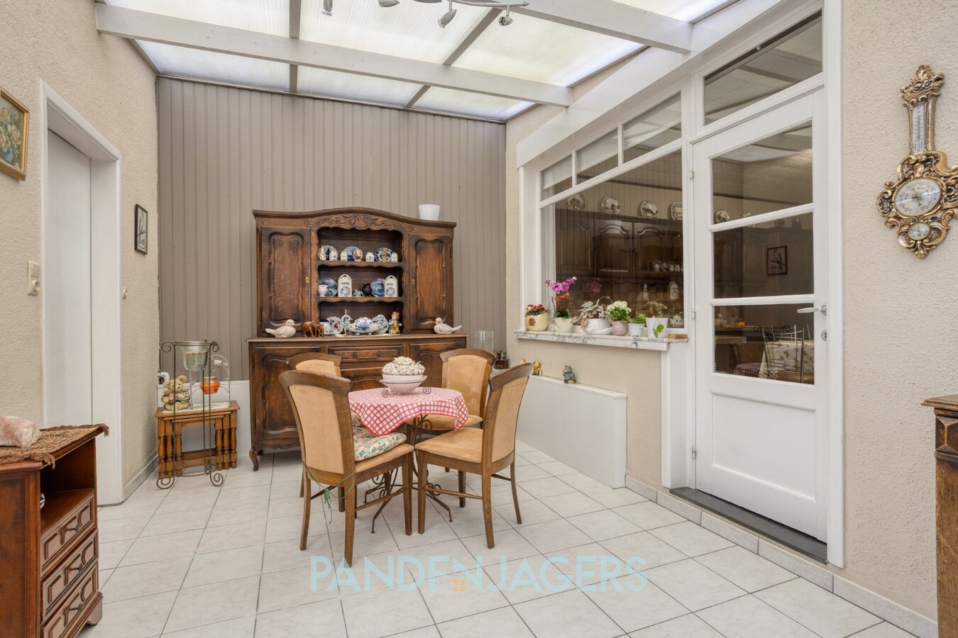 Ruime woning met zij-ingang en achterliggende garage te OLVW 