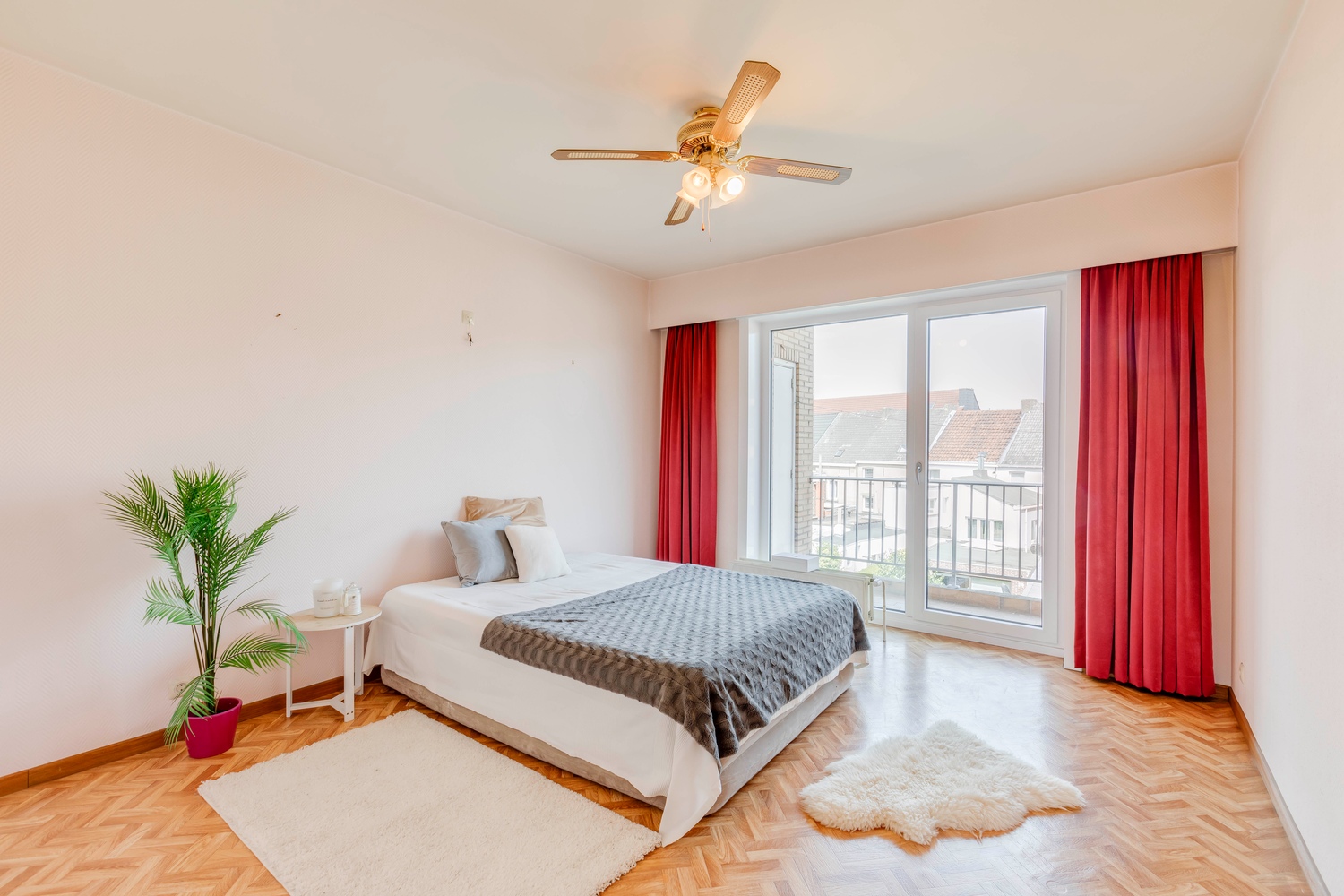 Centraal gelegen ruim appartement met optioneel een garage. 