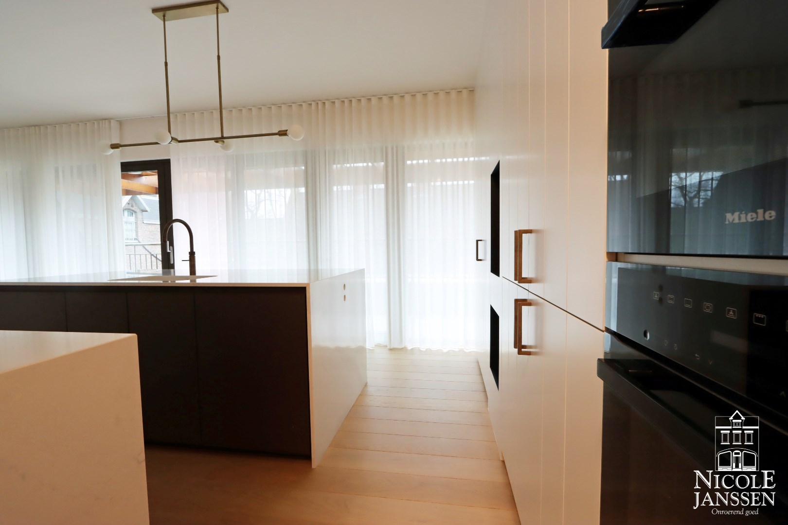 Open keuken met uitzicht op het grote terras