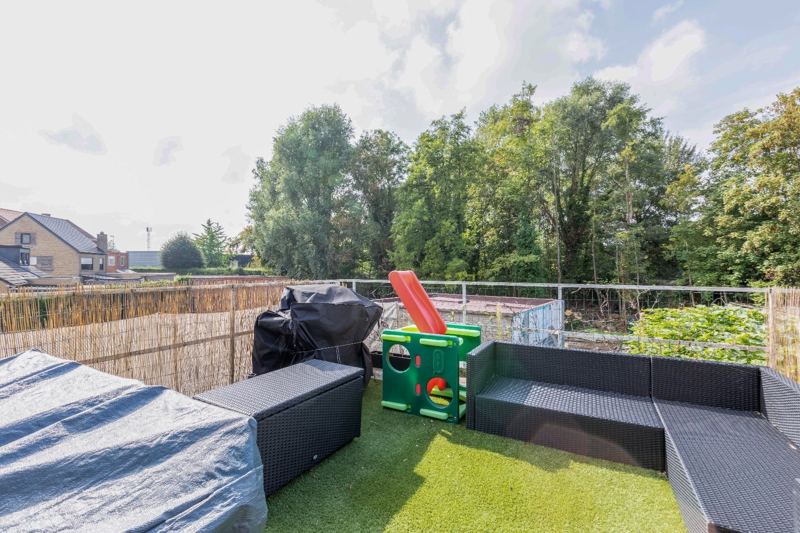 VERKOCHT ! Opbrengsteigendom met 2 appartementen en 2 garages 