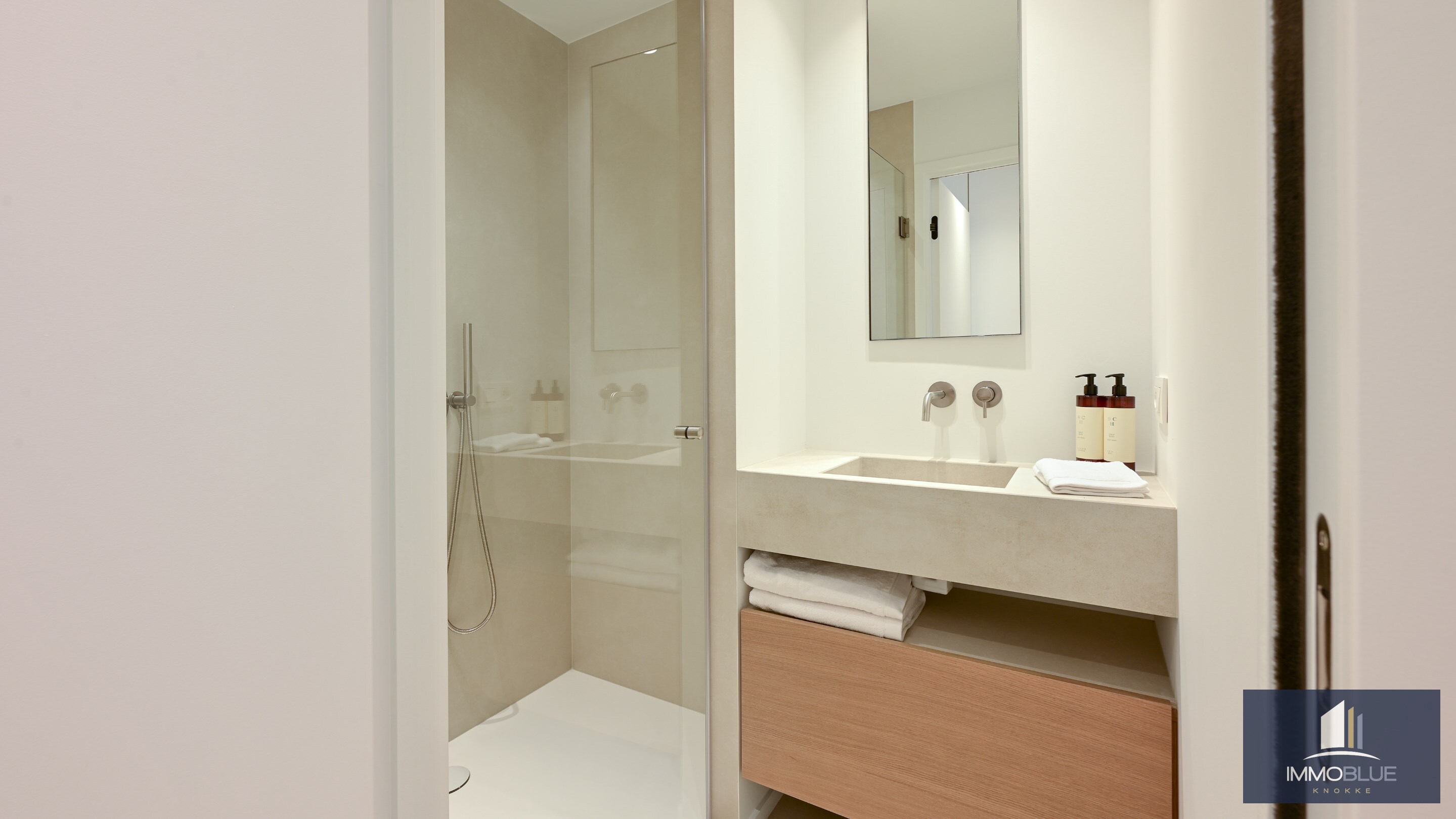 Volledig gerenoveerd appartement met zijdelings zeezicht. 