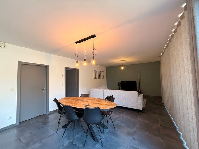 Recent, gelijkvloers appartement afgewerkt met hedendaagse materialen nabij Maaseik! 