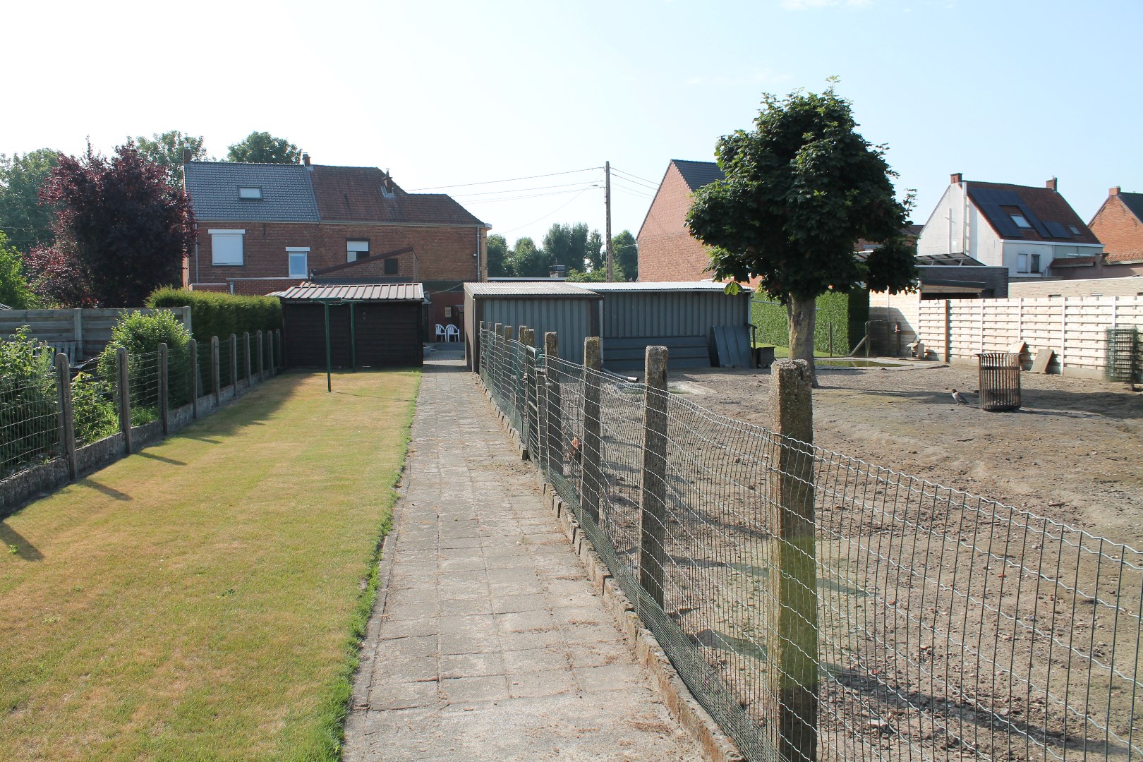 Grote en stevige woning, met garages, bergruimte en tuin op 1.324m² 