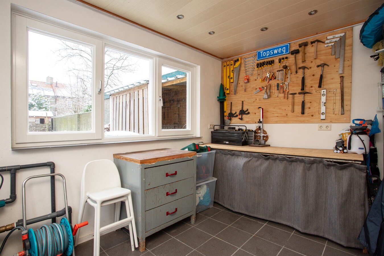 Zeer ruim halfvrijstaand woonhuis met aanpandige garage/berging en hobbyruimte/mantelzorgwoning. 