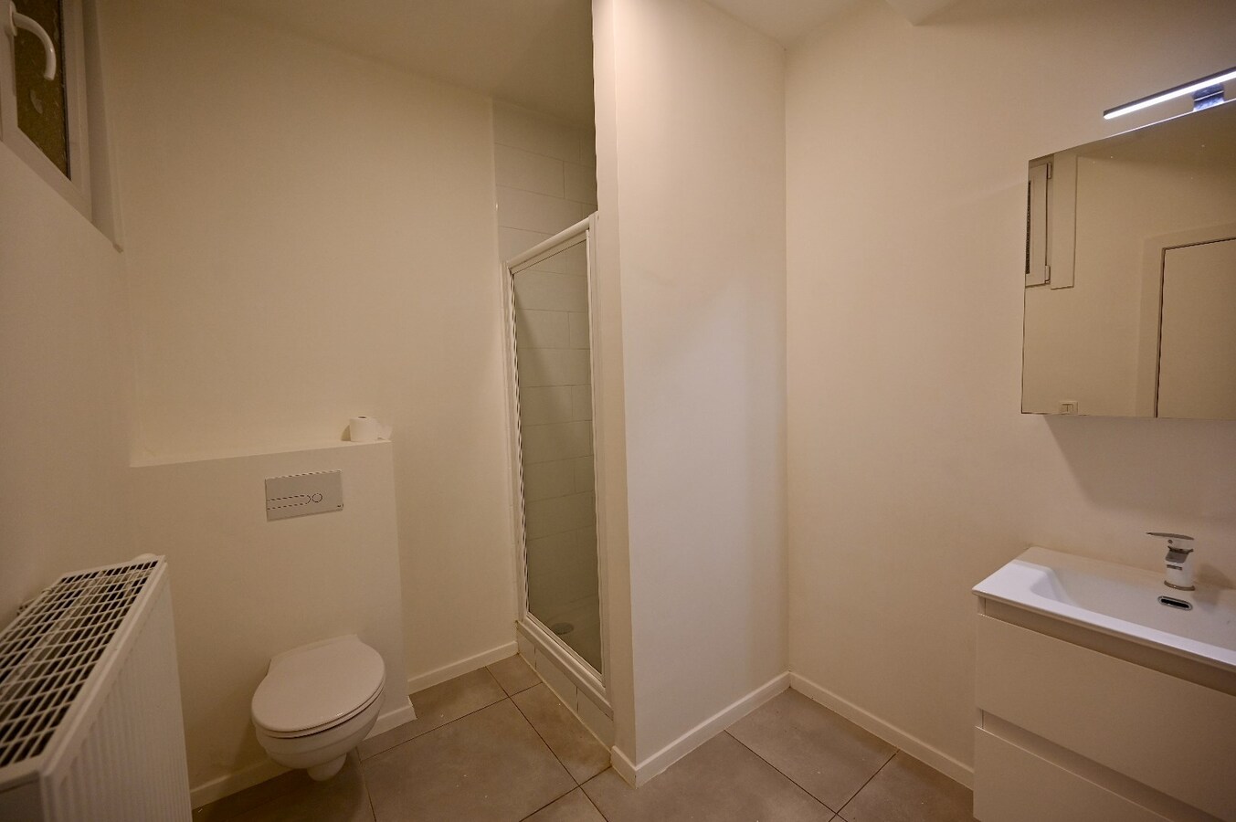 INSTAPKLAAR GELIJKVLOERS 2-SLAAPKAMER APPARTEMENT 