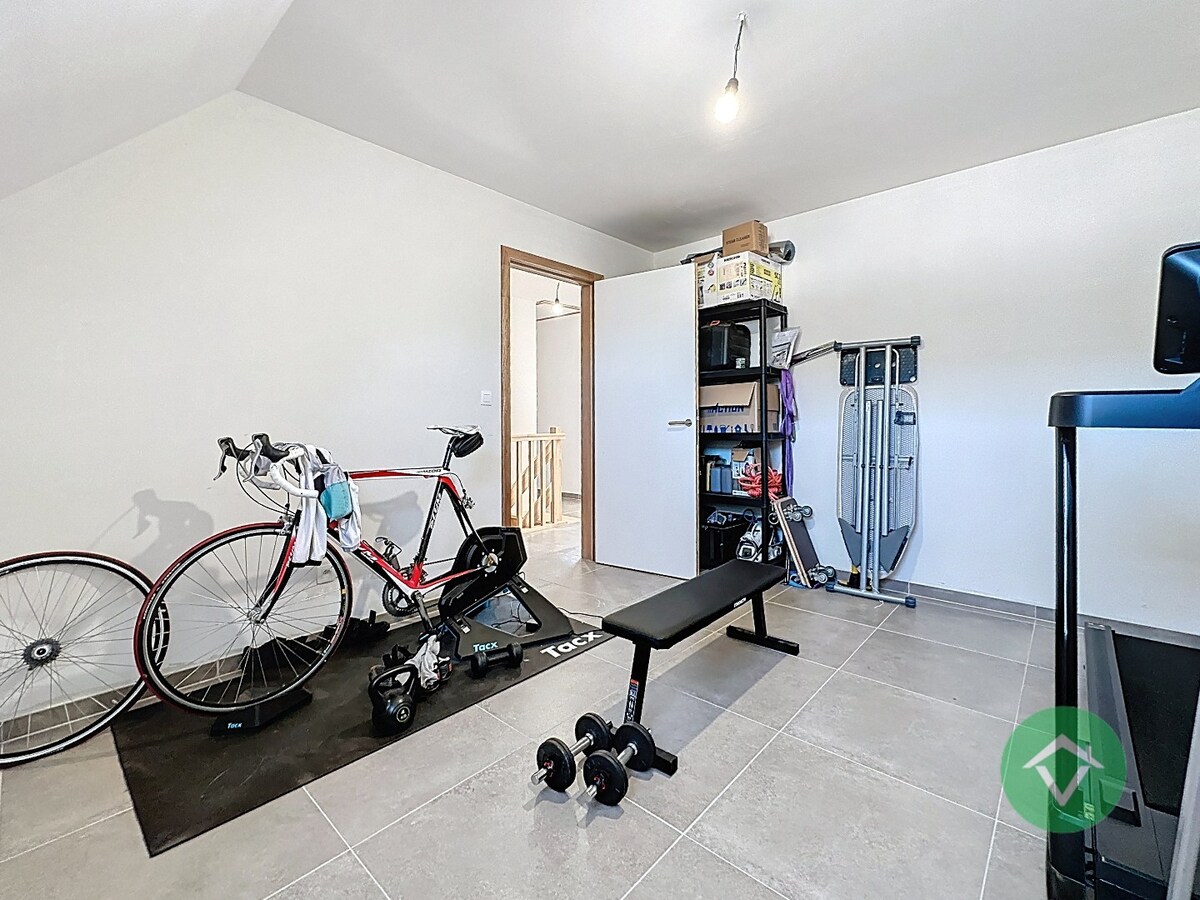 Moderne nieuwbouw tussenwoning met drie slaapkamers en garage in Moere 