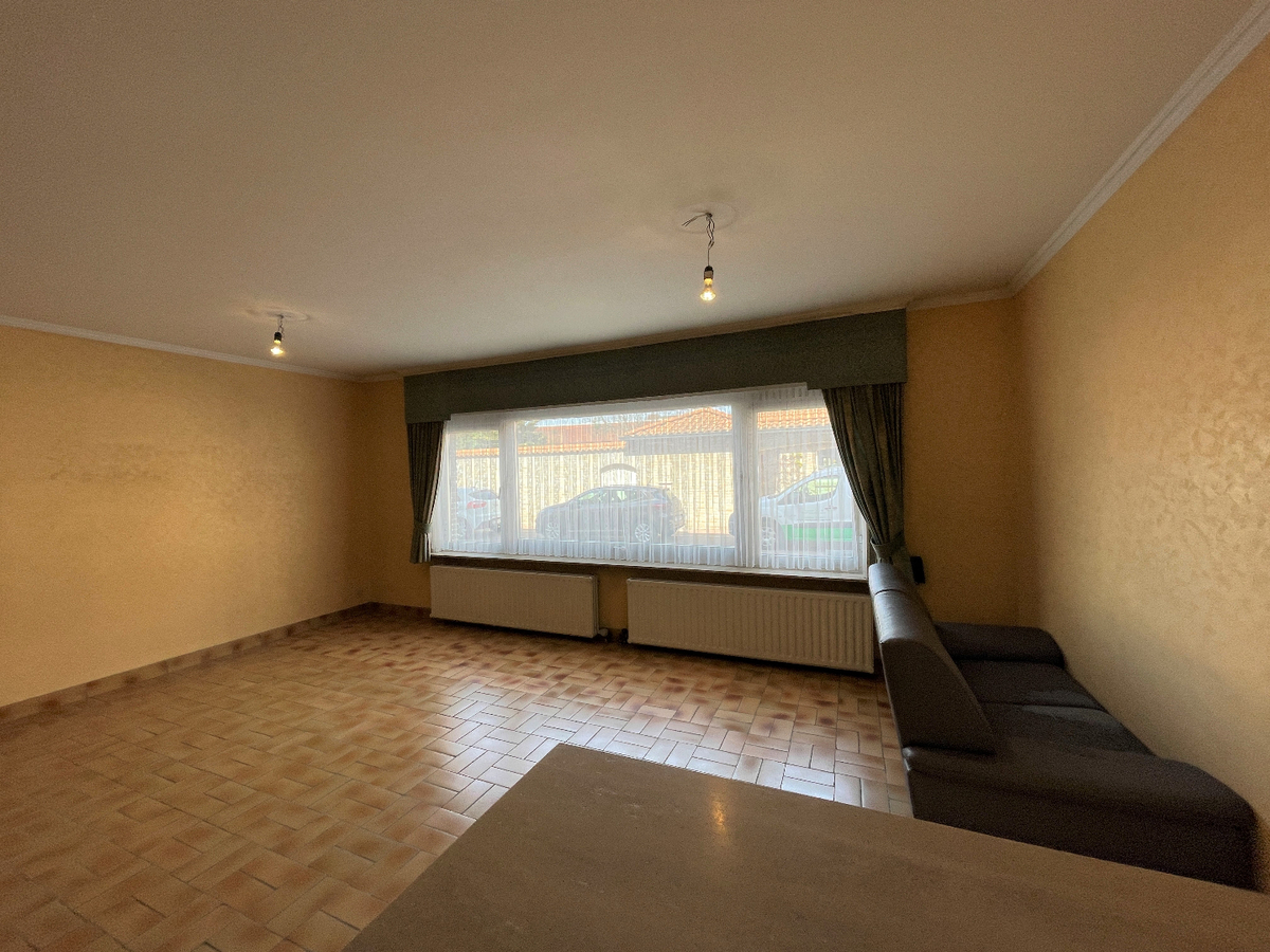 Gelijkvloers appartement met 2 slaapkamers en garage te centrum Roeselare 