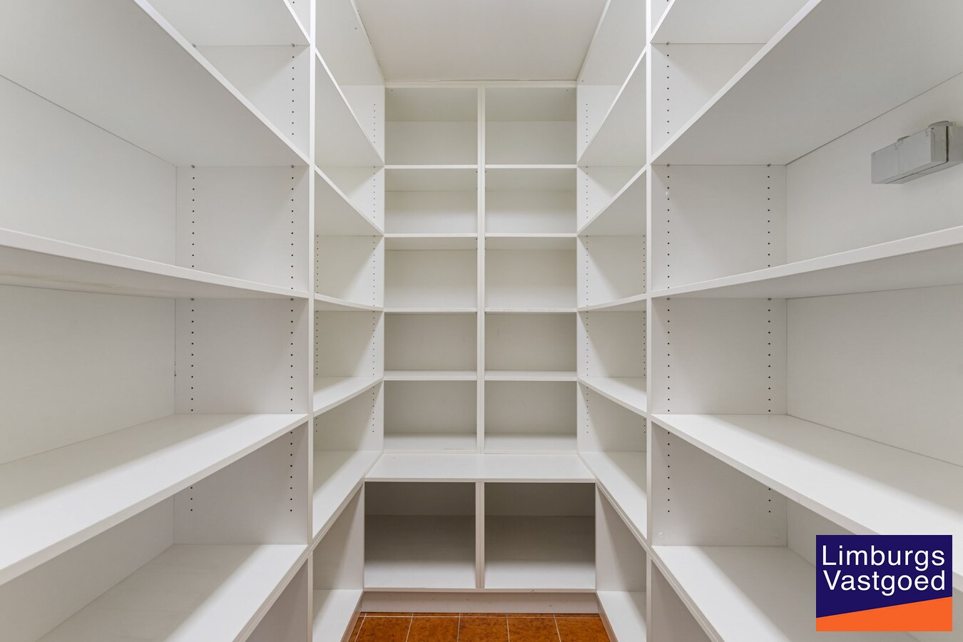 Handelspand/Kkantoor/ vrijberoep TE HUUR op toplocatie, 226m², ruime parkeergelegenheid 