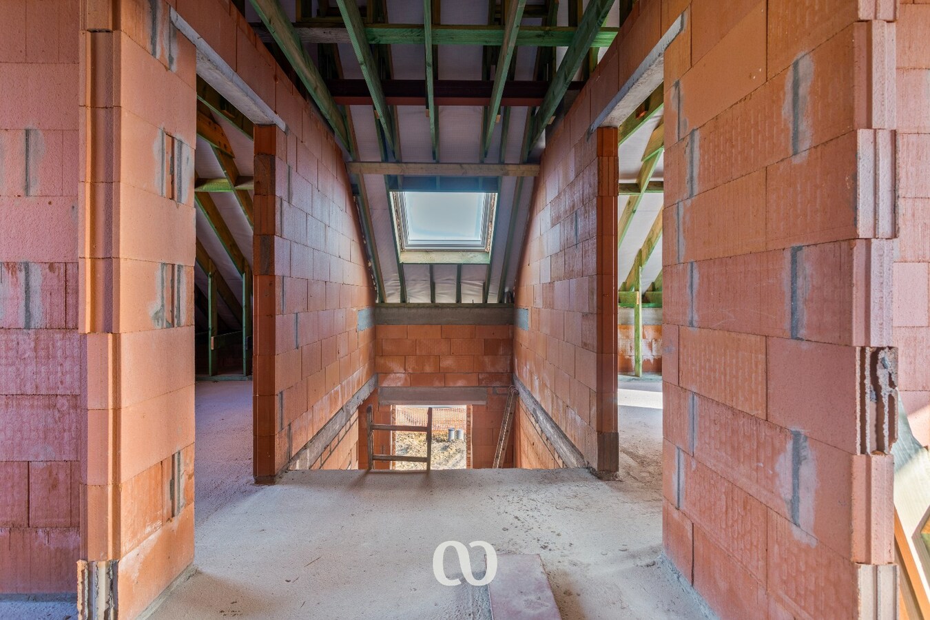 Zeer ruime ruwbouw woning op uitstekende locatie 