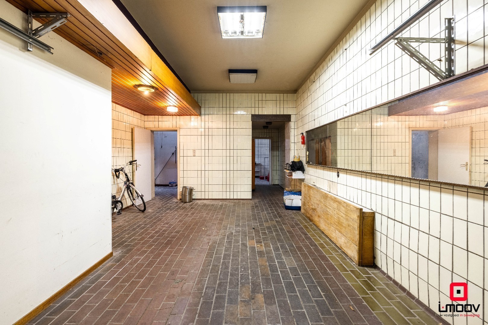 Ruime te renoveren stadswoning met garage en vier slaapkamers in de stationswijk 