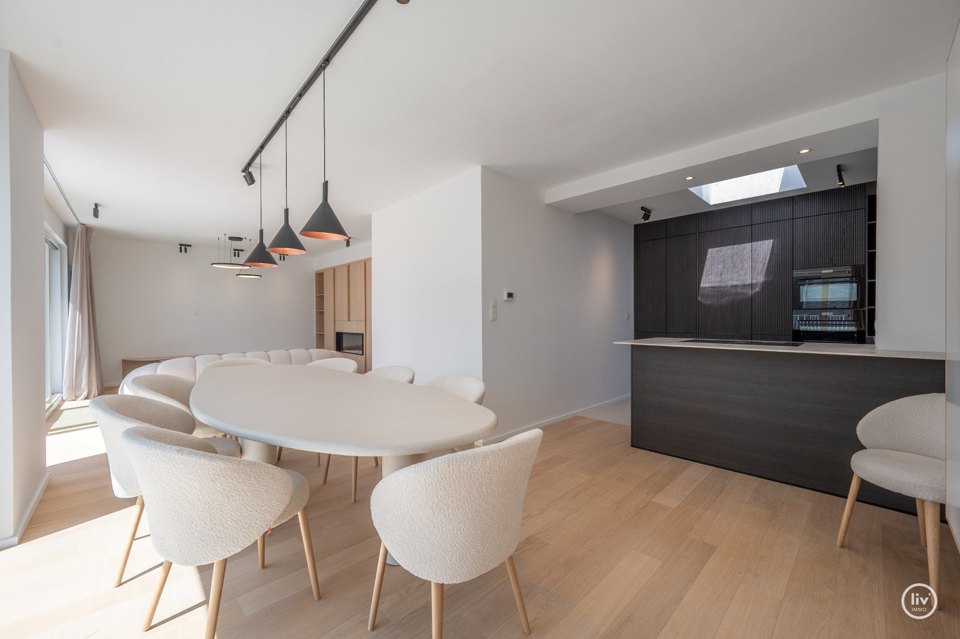 Lichtrijke penthouse met open zicht op toplocatie nabij Dumortierlaan. 
