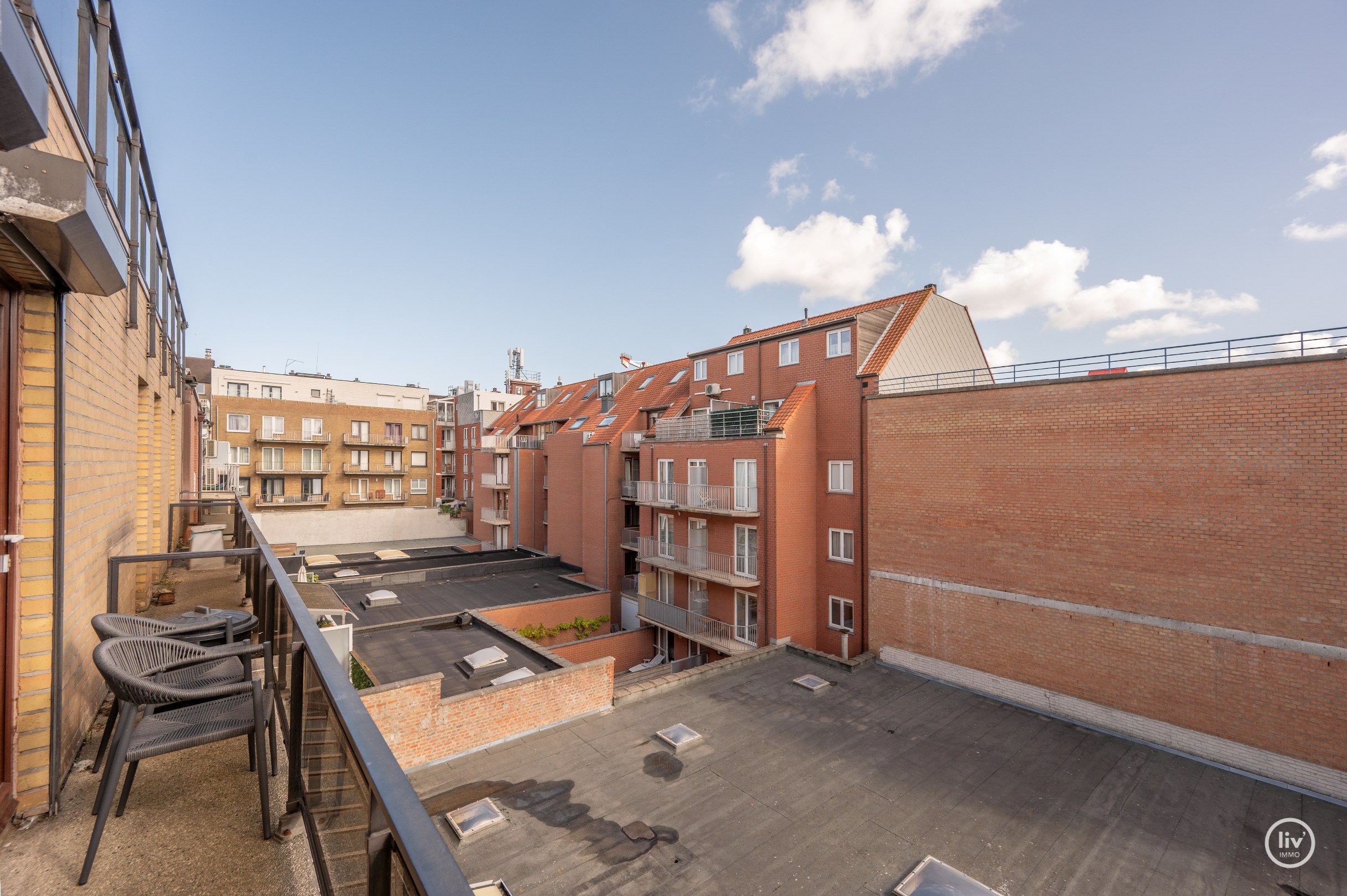 Appartement élégamment rénové avec deux chambres et deux terrasses, situé au centre de Knokke. 