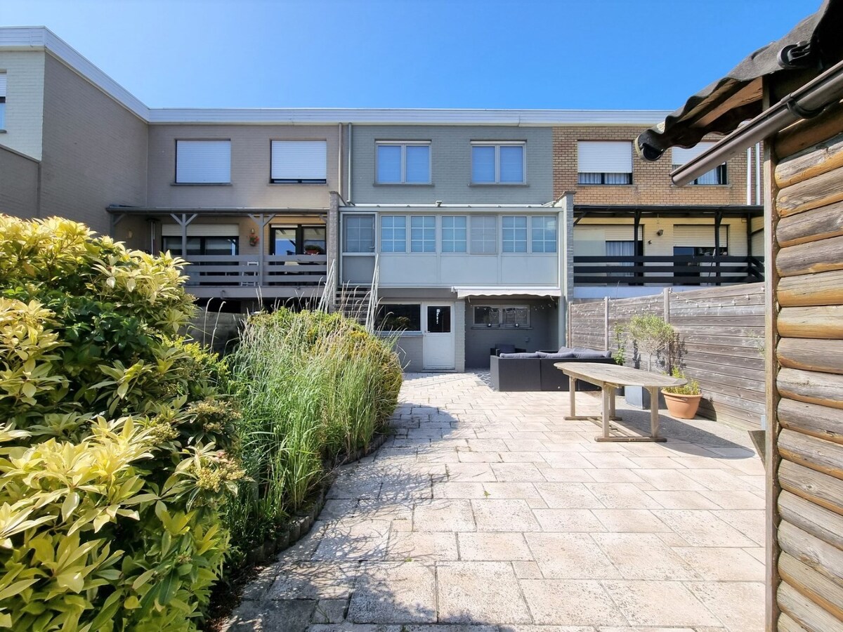 Magnifiek gelegen gezinswoning met garage &amp; oprit te Heist 