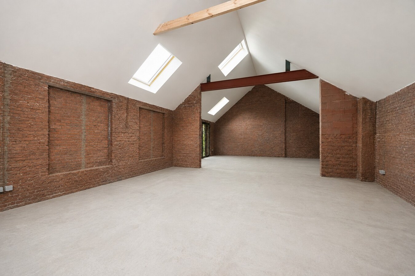 Ruim magazijn / atelier van ca. 192 m² te hartje Borgerhout! 