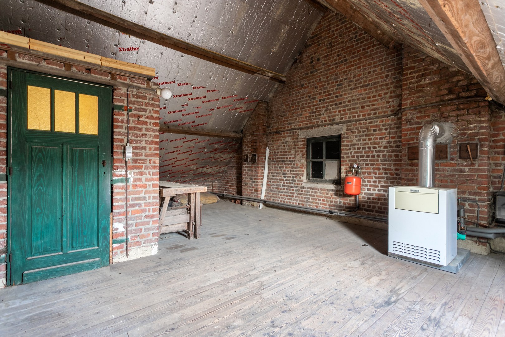 Kraktervolle woning met veel potentieel, 2 autostaanplaatsen en tuin te Dworp 