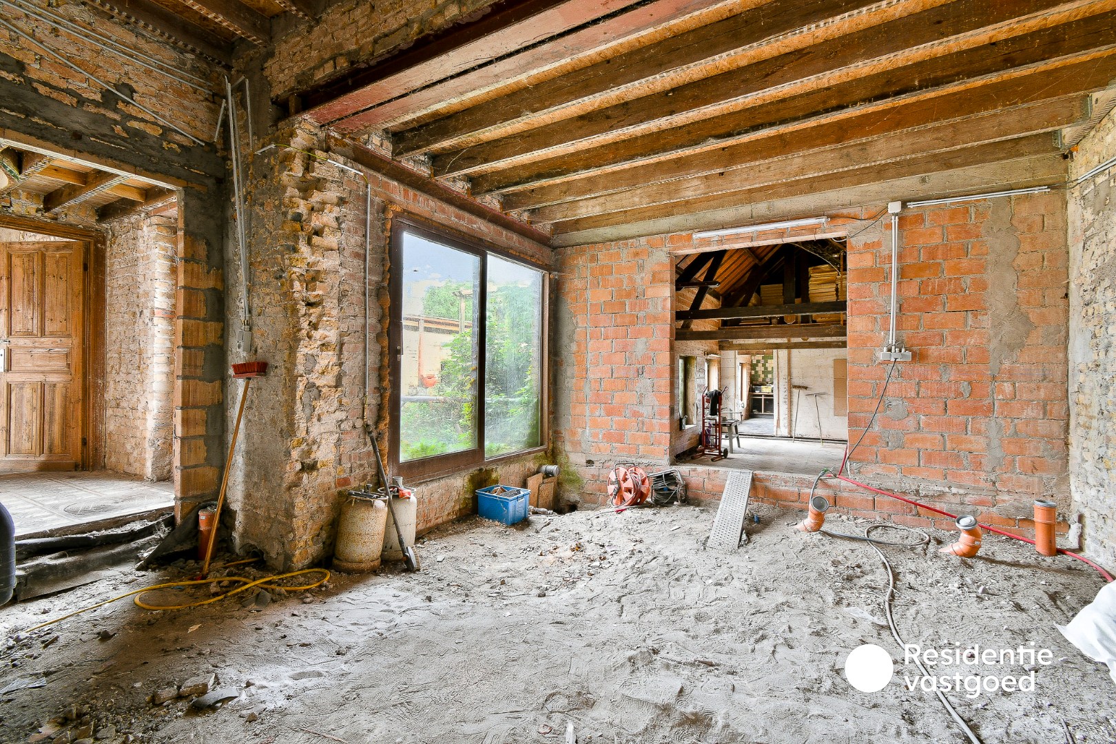 Ruime woning met uitzonderlijk veel mogelijkheden en prachtig zicht vanuit de tuin 