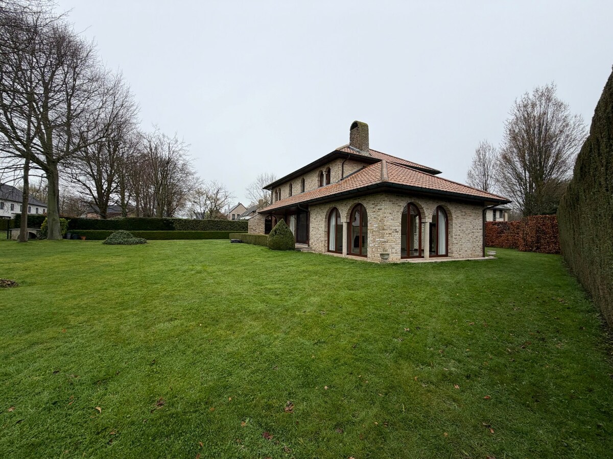 Ruime en rustig gelegen Spaanse villa te Dikkelvenne. 