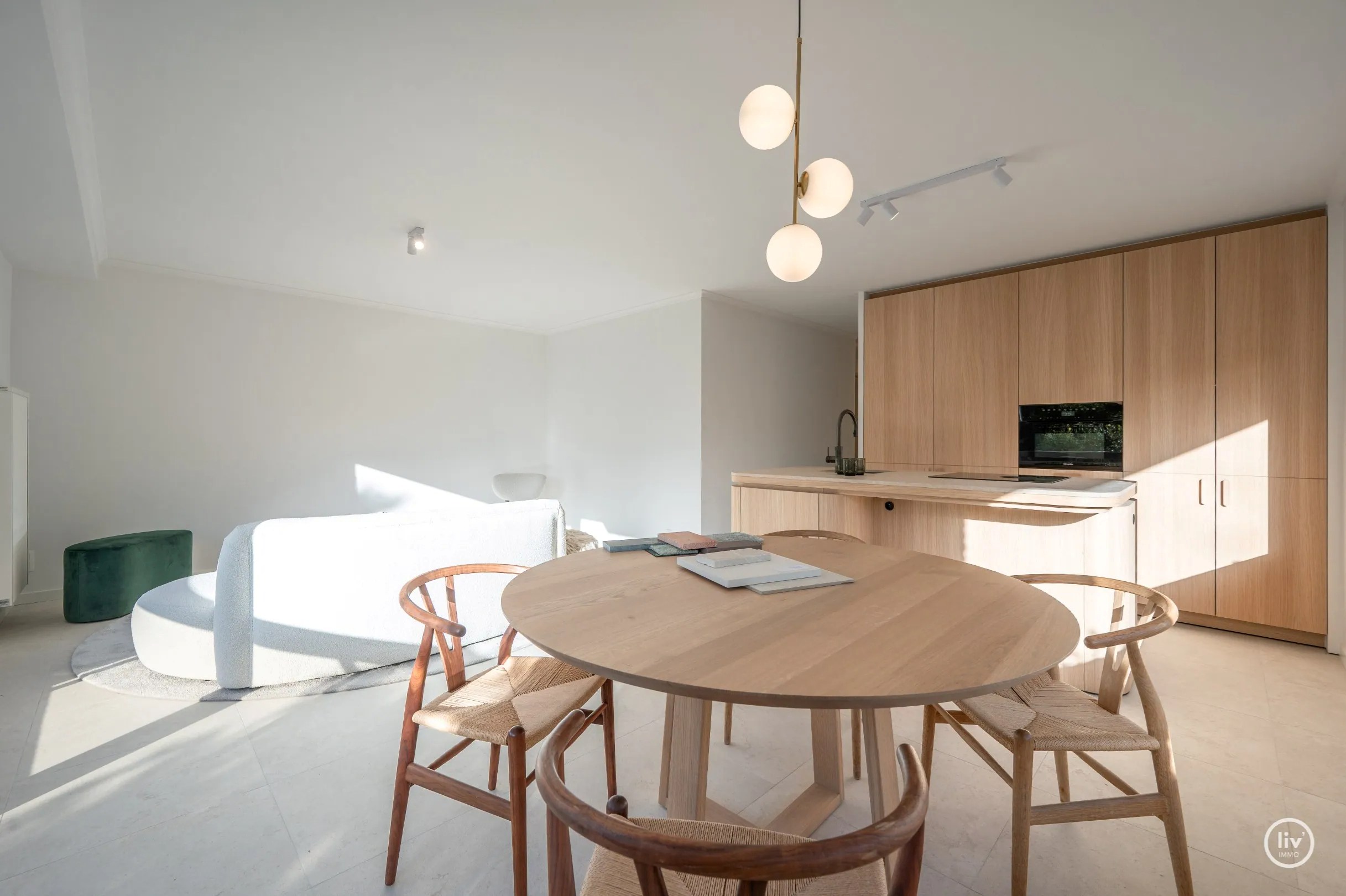 Dit prachtig gelegen appartement geniet van een zuidelijke oriëntatie en bevindt zich in een groene en rustige omgeving, rechtstreeks grenzend aan het Yzerpark. 