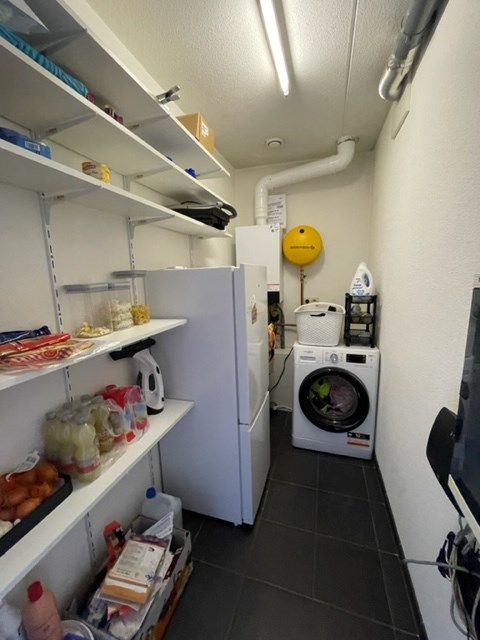 Sfeervol appartement met 2 slaapkamers, ruim terras en private autostaanplaats. 