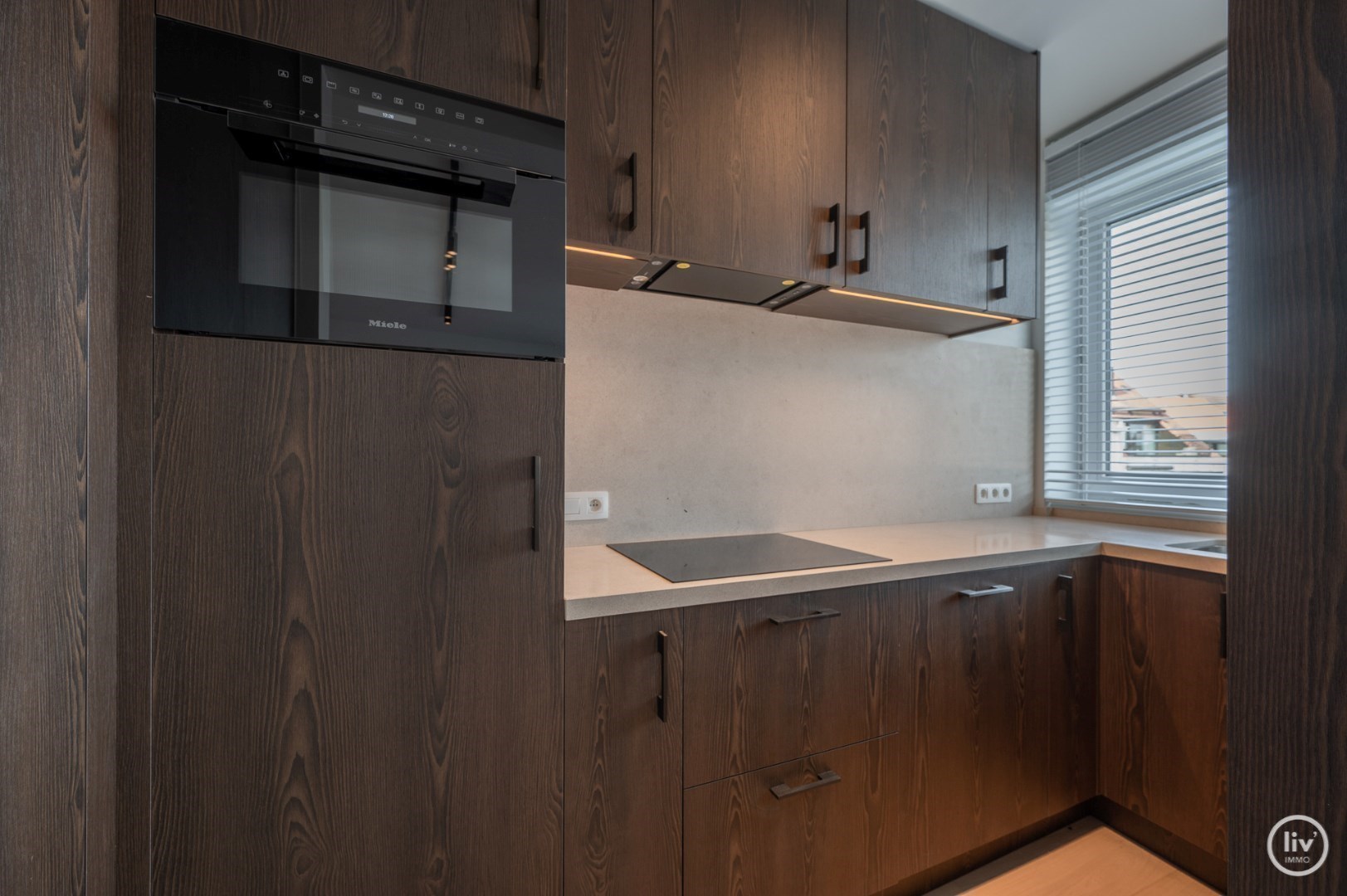 Volledig gerenoveerd 2 slaapkamer-appartement met een magnifiek OPEN ZICHT over de villa's te Churchilllaan. 