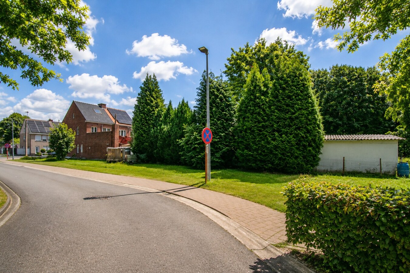 Te koop: Rustig gelegen halfopen bebouwing op uitzonderlijk perceel van 883 m² in Sint-Niklaas 