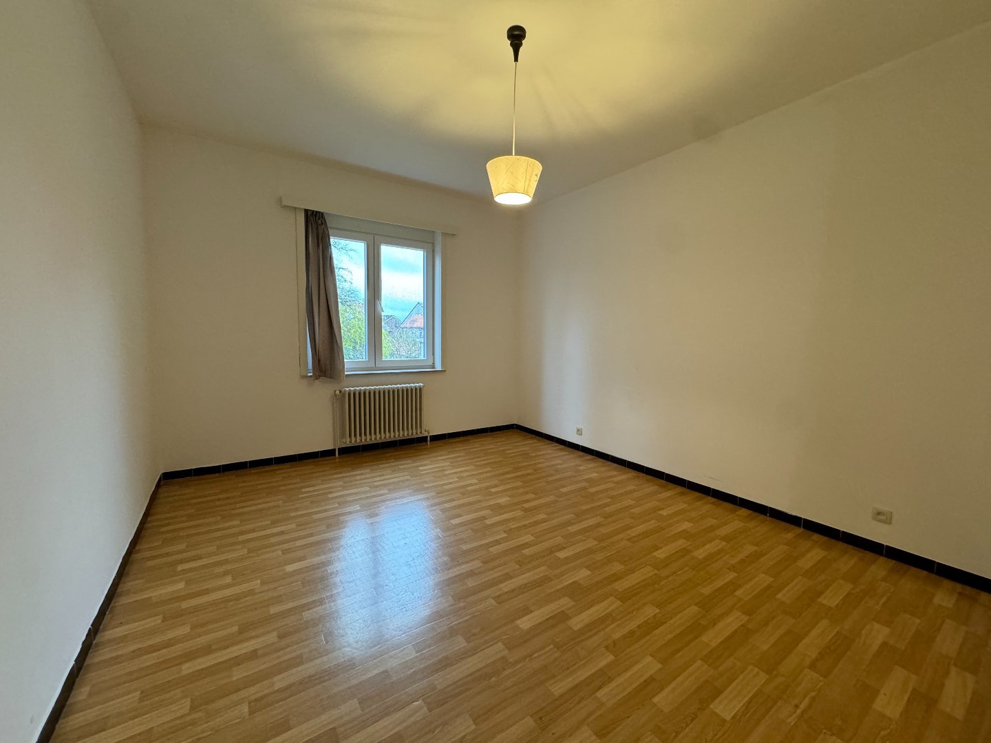 Ruim appartement (150 m²) op de eerste verdieping. 