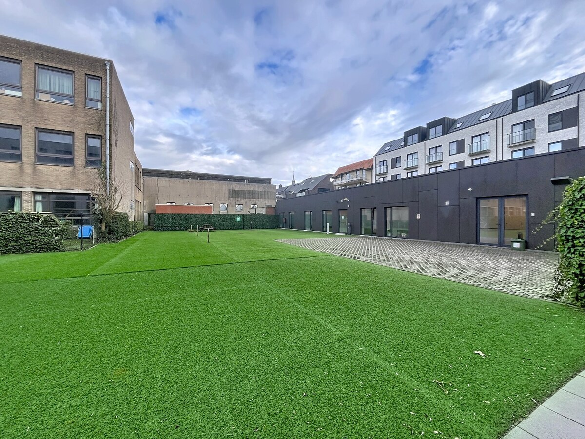 Commercieel kantoor op toplocatie in Aalter met 5 bureau ruimtes 