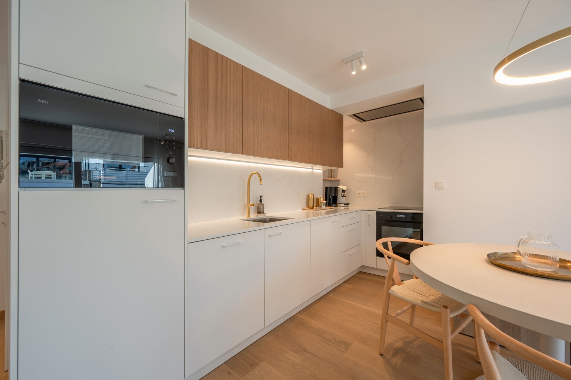 Penthouse duplex exceptionnel de 125 m² dans la résidence William, un bâtiment récent et élégant (2020), parfaitement situé au centre de Knokke. 