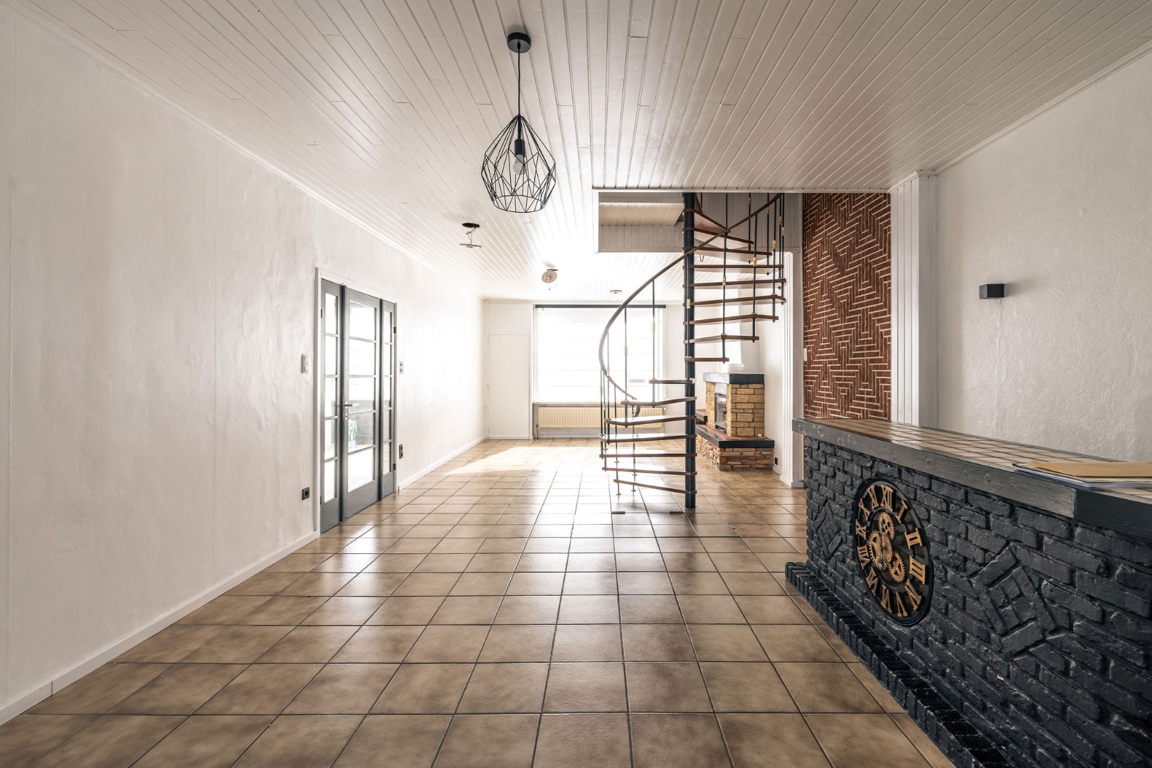 Renovatiepand met 6 slaapkamers, garage en grote zonnige tuin 