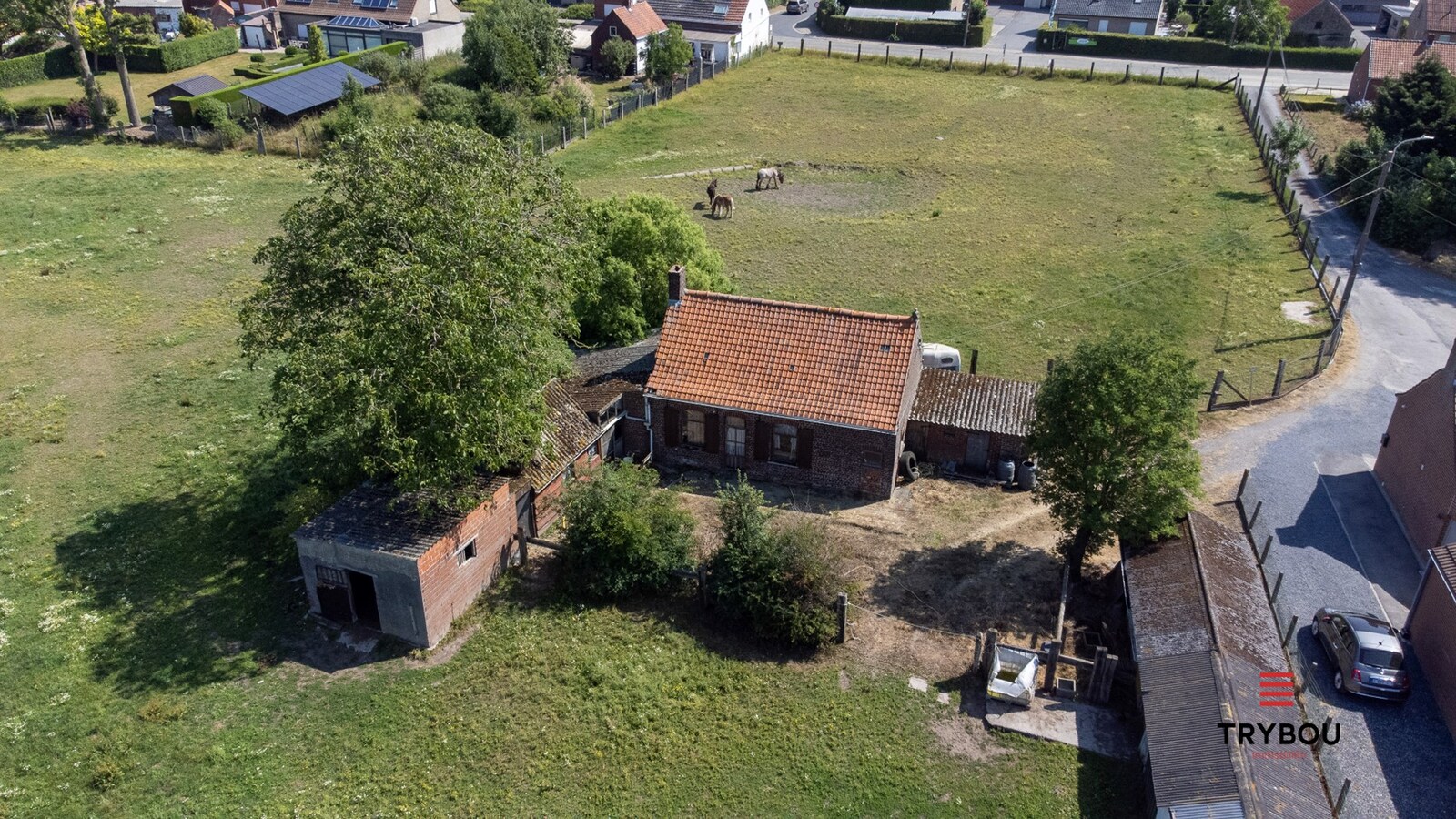 Landelijke, te renoveren woning op 9245 m² in Houthulst op rustige ligging 