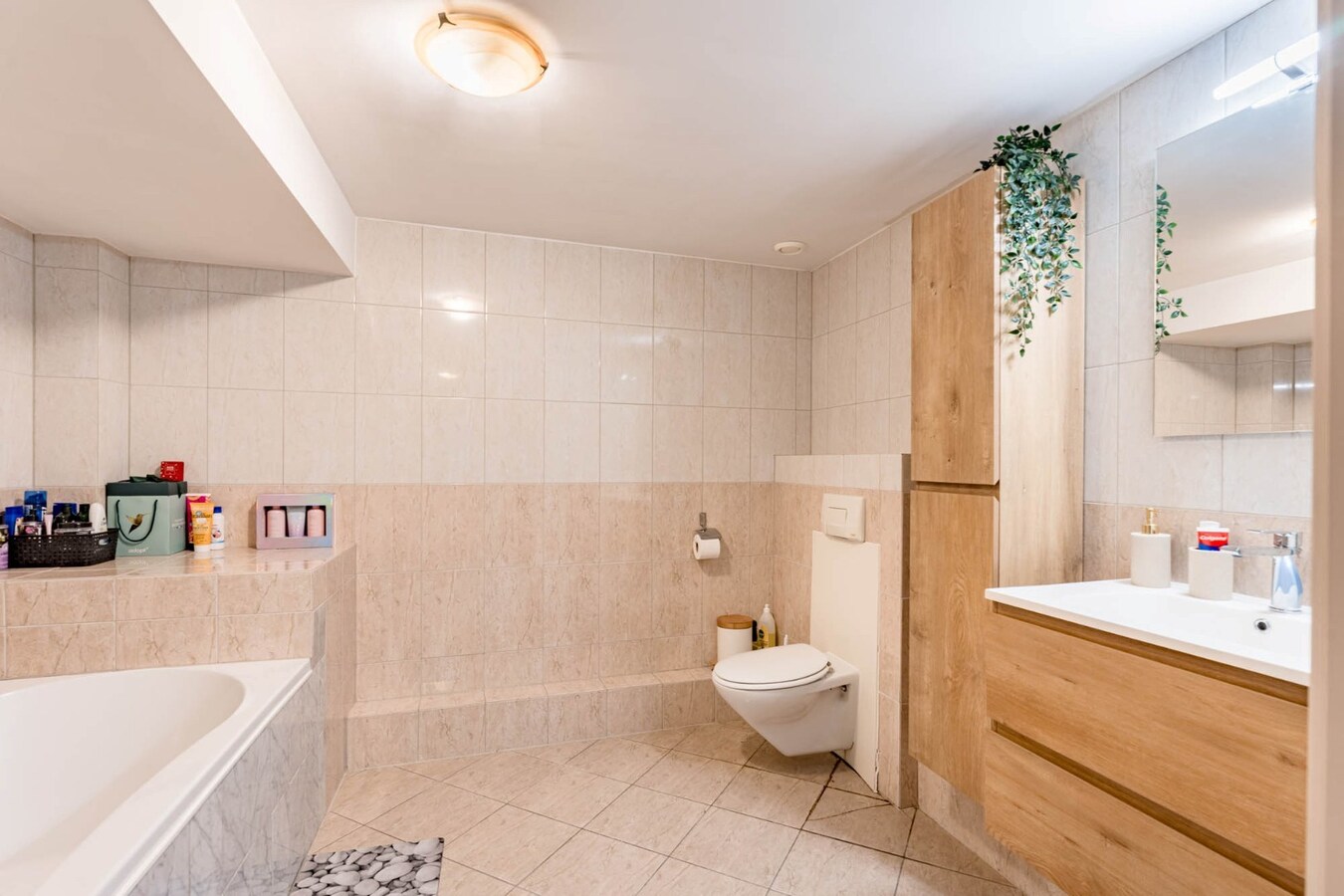 Comfortabel appartement op de 2de verdieping van een kleinschalige residentie op een steenworp van de historische markt! 