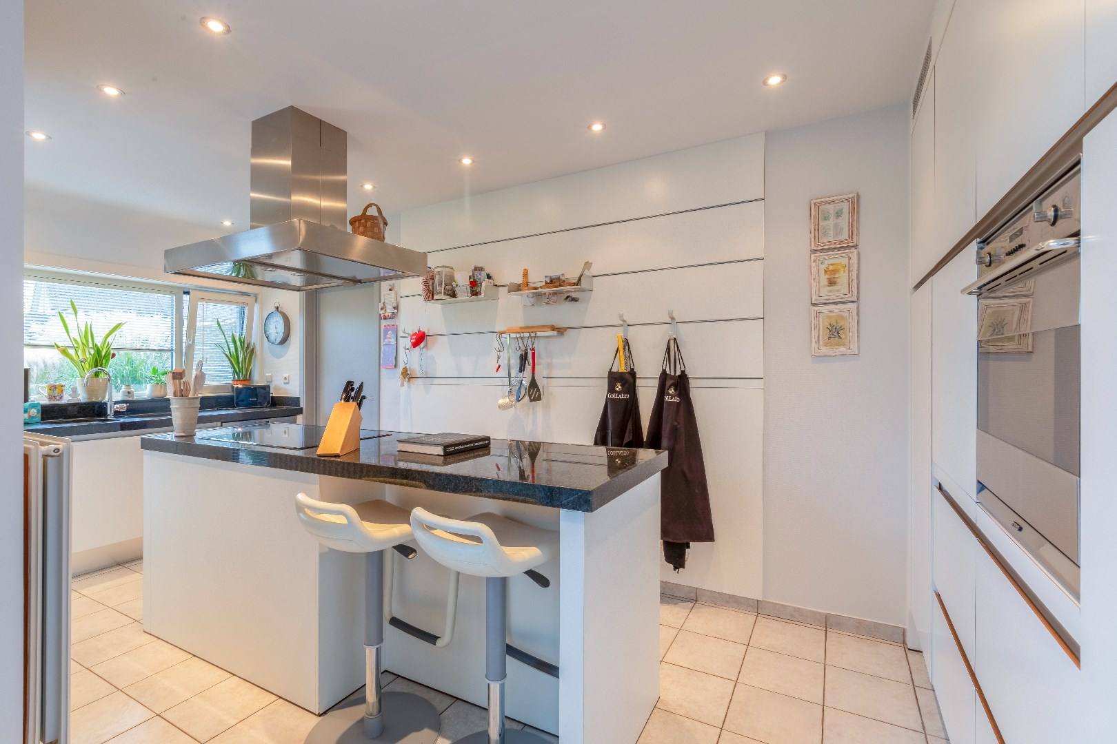 Verzorgde en instapklare halfopen bebouwing met zuidertuin en garage. 