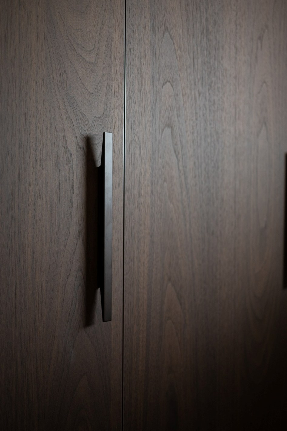 Op een uiterst gegeerde ligging, vlak bij het Albertstrand, bevindt zich dit stijlvol gerenoveerde duplex-appartement in een charmante villaresidentie. De uitzonderlijke hoekligging en zuidgerichte or 
